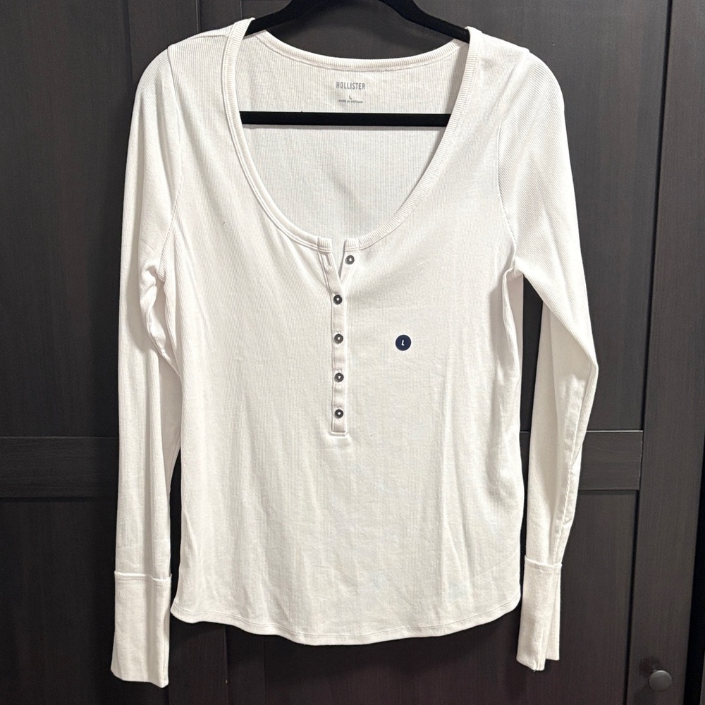 Hollister Women's White Button-Front Long Sleeve Tee